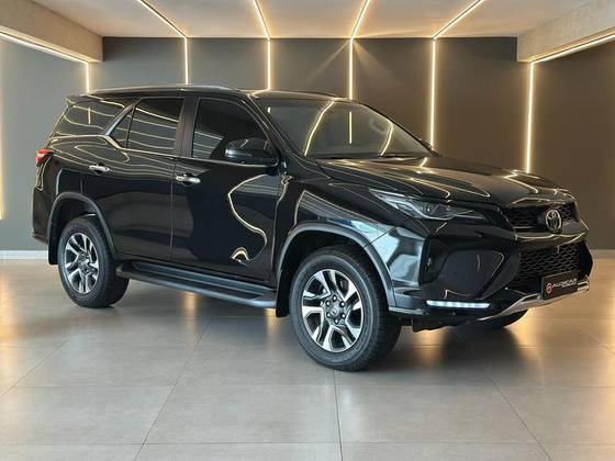 TOYOTA HILUX SW4 2.8 D-4D TURBO DIESEL SRX PLATINUM 4X4 AUTOMÁTICO TOYOTA HILUX SW4 2.8 D-4D TURBO DIESEL SRX PLATINUM 4X4 AUTOMÁTICO